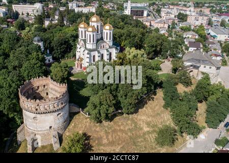 Vue aérienne du château d'Ostroh dans la ville d'Ostroh, région de Rivne, Ukraine. Destination de voyage et châteaux en Ukraine Banque D'Images