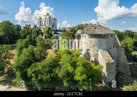 Vue aérienne du château d'Ostroh dans la ville d'Ostroh, région de Rivne, Ukraine. Destination de voyage et châteaux en Ukraine Banque D'Images