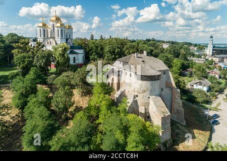 Vue aérienne du château d'Ostroh dans la ville d'Ostroh, région de Rivne, Ukraine. Destination de voyage et châteaux en Ukraine Banque D'Images