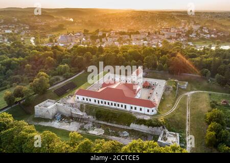 Vue aérienne au coucher du soleil sur un château de Zbarazh dans la ville de Zbarazh, région de Ternopil, Ukraine. Destinations touristiques et architecture historique en Ukraine Banque D'Images