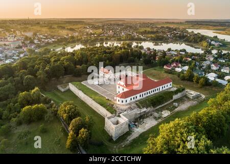 Vue aérienne au coucher du soleil sur un château de Zbarazh dans la ville de Zbarazh, région de Ternopil, Ukraine. Destinations touristiques et architecture historique en Ukraine Banque D'Images