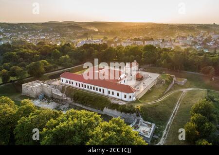 Vue aérienne au coucher du soleil sur un château de Zbarazh dans la ville de Zbarazh, région de Ternopil, Ukraine. Destinations touristiques et architecture historique en Ukraine Banque D'Images