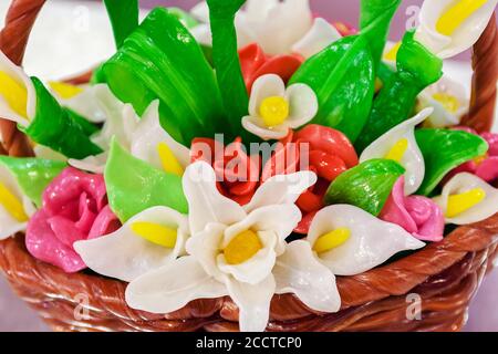 Panier avec fleurs en sucre fondu et coloré Banque D'Images
