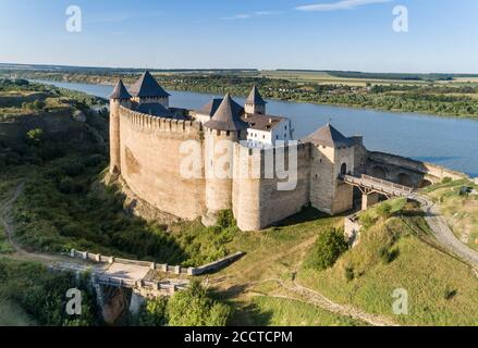 Vue aérienne de la forteresse médiévale de Khotyn sur une rivière Dniestr, région de Chernivtsi, Ukraine. Destinations de voyage en Ukraine Banque D'Images