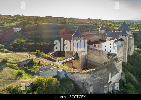 Vue aérienne de la forteresse médiévale de Khotyn sur une rivière Dniestr, région de Chernivtsi, Ukraine. Destinations de voyage en Ukraine Banque D'Images