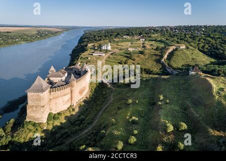 Vue aérienne de la forteresse médiévale de Khotyn sur une rivière Dniestr, région de Chernivtsi, Ukraine. Destinations de voyage en Ukraine Banque D'Images