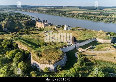 Vue aérienne de la forteresse médiévale de Khotyn sur une rivière Dniestr, région de Chernivtsi, Ukraine. Destinations de voyage en Ukraine Banque D'Images