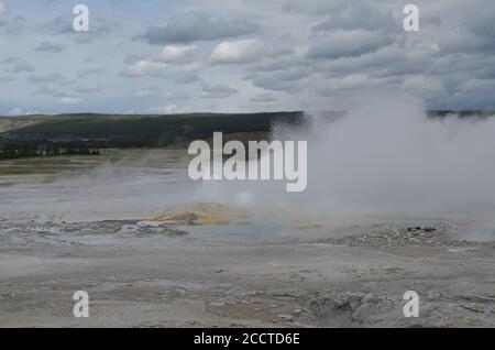 Fin du printemps dans le parc national de Yellowstone : le geyser de la fontaine du groupe de becs dans le bassin inférieur de Geyser Banque D'Images