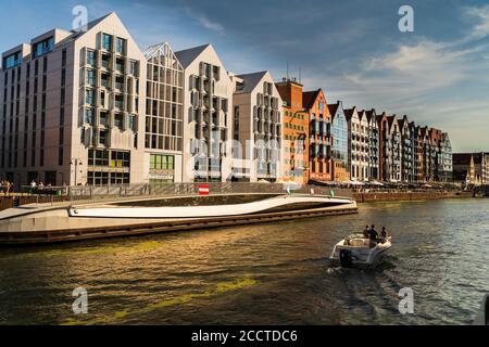 Gdansk, Pologne du Nord - 13 août 2020 : personnes à bord d'un bateau à moteur en été dans la rivière motlawa adjacente à l'architecture polonaise à côté de la mer baltique pendant Banque D'Images