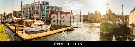 Gdansk, Pologne du Nord - 13 août 2020 : coucher de soleil vue panoramique de l'été autour de la rivière motlawa adjacente à la belle architecture polonaise près de la mer baltique Banque D'Images