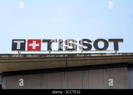 Bâle, SUISSE - 1er juillet 2019 : logo Tissot sur leur boutique de bijoux à Bâle. Tissot est un horloger de luxe suisse célèbre pour ses chronographes et son wat Banque D'Images