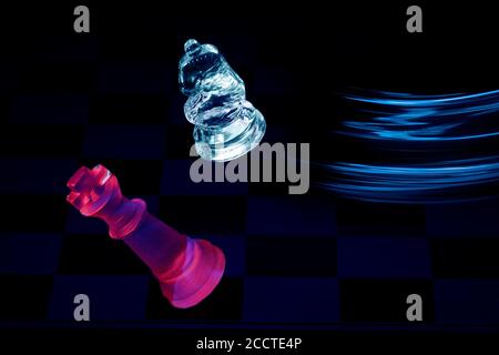 Pièces d'échecs se déplaçant avec des efectes de couleur de différentes lumières Banque D'Images