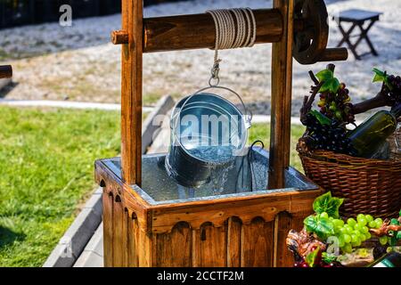 extraction de l'eau des puits à l'aide d'un seau Banque D'Images