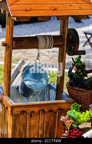 extraction de l'eau des puits à l'aide d'un seau Banque D'Images