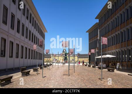 Karlsruhe, Allemagne - octobre 2019: Installation d'art appelée 'Platz der Grundrechte' (place des droits constitutionnels), collection de déclarations terse o Banque D'Images