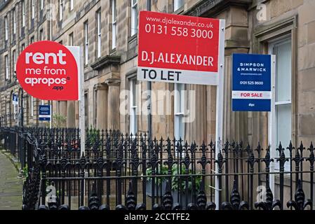 Les agents immobiliers signent une propriété résidentielle dans la nouvelle ville d'Édimbourg. Banque D'Images