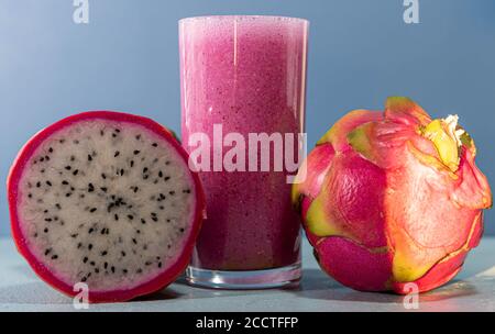 Verre de jus de pitaya, un fruit exotique également connu sous le nom de fruit de dragon, avec une saveur neutre, riche en nutriments. Boisson rafraîchissante, naturelle et détox Banque D'Images