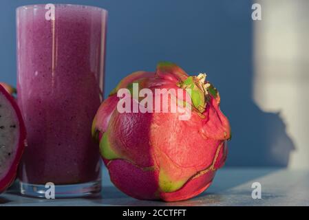 Verre de jus de pitaya, un fruit exotique également connu sous le nom de fruit de dragon, avec une saveur neutre, riche en nutriments. Boisson rafraîchissante, naturelle et détox Banque D'Images