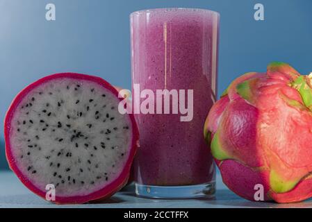 Verre de jus de pitaya, un fruit exotique également connu sous le nom de fruit de dragon, avec une saveur neutre, riche en nutriments. Boisson rafraîchissante, naturelle et détox Banque D'Images