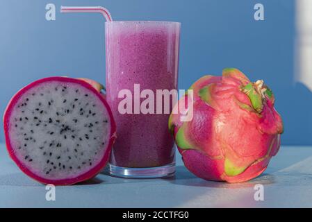 Verre de jus de pitaya, un fruit exotique également connu sous le nom de fruit de dragon, avec une saveur neutre, riche en nutriments. Boisson rafraîchissante, naturelle et détox Banque D'Images