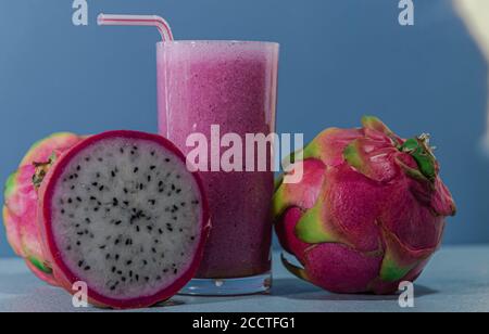 Verre de jus de pitaya, un fruit exotique également connu sous le nom de fruit de dragon, avec une saveur neutre, riche en nutriments. Boisson rafraîchissante, naturelle et détox Banque D'Images