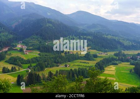 Paysage de montagne à Tesero dans la vallée de Fiemme, Dolomites, Trentin-Haut-Adige, Italie, en été Banque D'Images