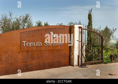 Au-dessus de l'hôtel Adler Thermae, la jeune cave de vinification de la famille Sanoner est facilement accessible à pied. Bagno Vignoni, Val d'Orcia, Italie Banque D'Images