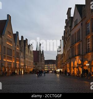 Muenster, Prinzipalmarkt au crépuscule, heure bleue, maisons à pignons illuminées, rue commerçante de luxe, vue sur l'ancienne route pavée, Allemagne, Europe. Banque D'Images