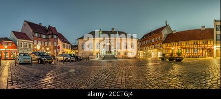 Vue panoramique sur la place du marché la nuit à Faaborg, Danemark, 17 août 2020 Banque D'Images