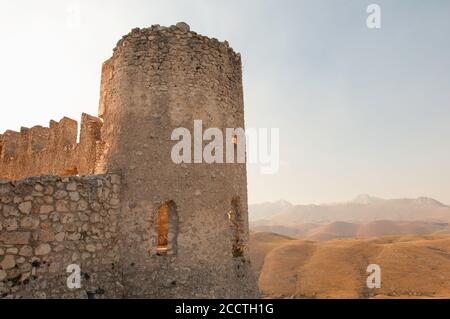 Rocca Calascio, la plus haute forteresse des Apennines, Abruzzes, Italie Banque D'Images