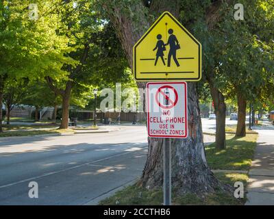 Traversée scolaire et pas d'utilisation de pone cellulaire dans les panneaux routiers de la zone scolaire. Forest Park, Illinois. Banque D'Images