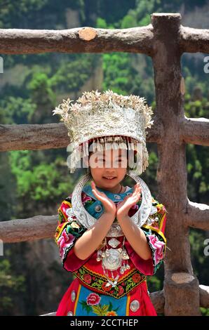 Zhangjiajie, Chine - 12 mai 2017 : petite fille dans des vêtements traditionnels chinois dans le parc national de Wulinguan Zhangjiajie, Chine Banque D'Images