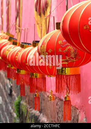 Fenghuang, Chine - 15 mai 2017 : lanternes dans la rue près du temple de Fenghuang Banque D'Images