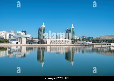 Lisbonne, Portugal - 06 MAI 2018 : les bâtiments modernes de Lisbonne dans Parc des Nations Expo de Lisbonne Portugal 98. Sao Gabriel et Sao Rafael Twin Towers sur Mai 06 Banque D'Images