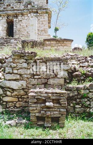 Petite structure non identifiée à la base de la structure XXXXI 41 dans l'Acropole du Sud. Ruines mayas de Yaxchilan ; Chiapas, Mexique. Image de film vintage - environ 1990. Banque D'Images