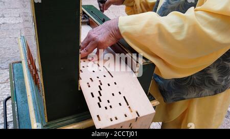 Moulin à orgue jouant un orgue à canon en carton épais, contenant des trous perforés spécifiant les notes musicales à jouer Banque D'Images