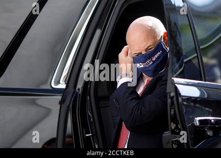 Washington, États-Unis. 24 août 2020. Le ministre des postes des États-Unis, Louis DeJoy, arrive à témoigner devant le Comité de surveillance et de réforme de la Chambre des États-Unis sur « la protection de la livraison en temps opportun de bulletins de correspondance, de médecine et de publipostage » à Capitol Hill, à Washington, DC, aux États-Unis, le 24 août 2020. Credit: Ting Shen/Xinhua/Alay Live News Banque D'Images