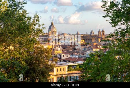 Rome, Italie, le 24 août 2020. L'horizon de Rome baignait dans les derniers rayons du soleil avec le dôme du Panthéon visible au centre de la photo. Crédit : Stephen Bisgrove/Alay Live News Banque D'Images