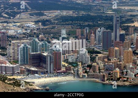 Vue depuis un avion de la magnifique et touristique ville méditerranéenne de Benidorm, un lieu touristique qui se distingue par ses gratte-ciel et ses cauchemars Banque D'Images