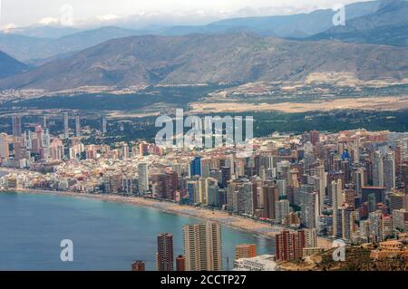 Vue depuis un avion de la magnifique et touristique ville méditerranéenne de Benidorm, un lieu touristique qui se distingue par ses gratte-ciel et ses cauchemars Banque D'Images