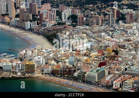 Vue depuis un avion de la magnifique et touristique ville méditerranéenne de Benidorm, un lieu touristique qui se distingue par ses gratte-ciel et ses cauchemars Banque D'Images