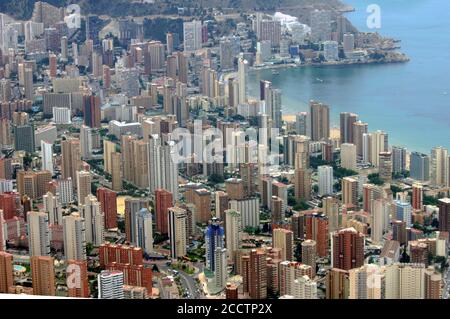 Vue depuis un avion de la magnifique et touristique ville méditerranéenne de Benidorm, un lieu touristique qui se distingue par ses gratte-ciel et ses cauchemars Banque D'Images