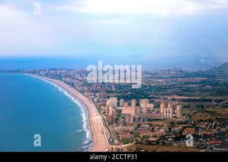 Vue depuis un avion de la magnifique et touristique ville méditerranéenne de Benidorm, un lieu touristique qui se distingue par ses gratte-ciel et ses cauchemars Banque D'Images