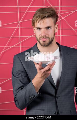 Assiette de soute d'homme avec zephyr, dessert. Homme d'affaires en costume avec guimauve, nourriture. Dessert, confiserie, biscuits, sucrée. Nourriture, régime, snack cuisine menu plats recettes Banque D'Images