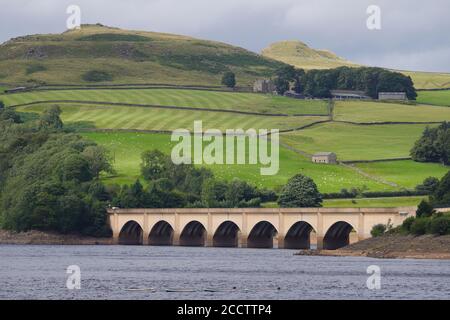 Ashopton Viaduct sur Ladybower Reservoir dans le Peak District, Derbyshire, Royaume-Uni Banque D'Images