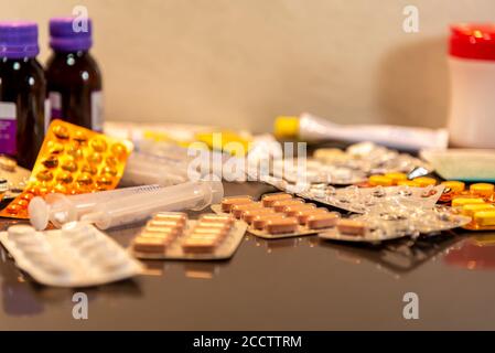 Médicaments et médicaments. Paquet de pilules sur une surface plane. Santé santé. Bouteilles et emballage. Seringues. Cloques. Articles de lutte contre les maladies et Banque D'Images