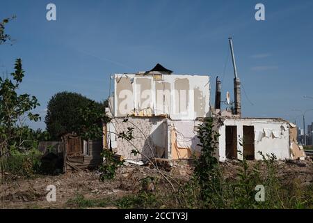 vieilles maisons abandonnées ruinées dans des peuplements épaissis, démantèlement de logements de vie, logements abandonnés, défrichement de territoire pour de nouveaux bâtiments Banque D'Images