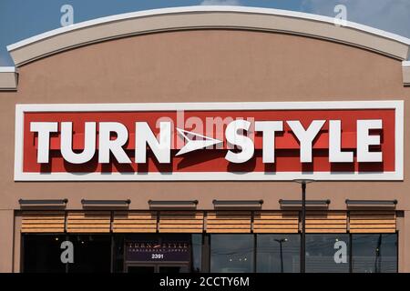 ROSEVILLE, MN/Etats-Unis - 23 AOÛT 2020 : magasin de vente en consignation Turn style et logo de marque commerciale. Banque D'Images