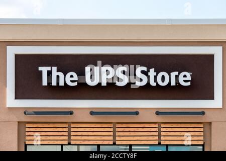 ROSEVILLE, MN/USA - 23 AOÛT 2020 : extérieur de l'UPS Store et logo de la marque. Banque D'Images