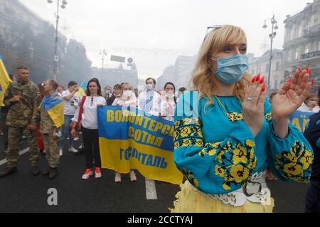 Les Ukrainiens assistent à la marche des anciens combattants, participants au conflit de guerre de l'est de l'Ukraine, dans le centre-ville de Kiev, en Ukraine. Des soldats ukrainiens, des anciens combattants du conflit de guerre dans l'est de l'Ukraine, des membres de bataillons volontaires et des parents de soldats ukrainiens tués ont assisté à la marche des anciens combattants marquant la célébration de la Journée de l'indépendance à Kiev, en Ukraine. Les Ukrainiens marquent le jour de l'indépendance de l'Ukraine le 24 août en commémoration de la Déclaration d'indépendance de 1991. Banque D'Images